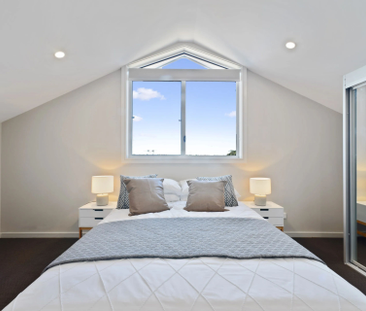 Stylish Three-Bedroom Townhouse with Courtyard Living - Photo 6