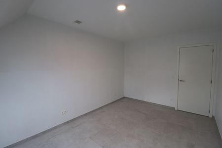 BEN-woning met 3 slaapkamers, terras met tuin, tuinberging en autostaanplaats. - Photo 3