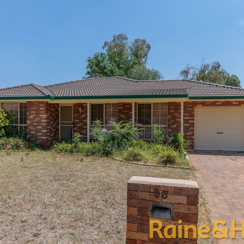 Convenient Family Home - Photo 2