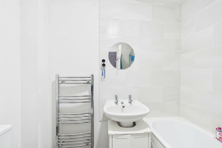 2 bedroom House in Avondale, Aldershot - Photo 5