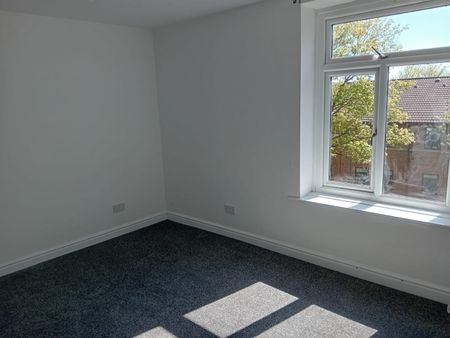 2 Bed Terraced House, Clyde Street, OL1 - Photo 2