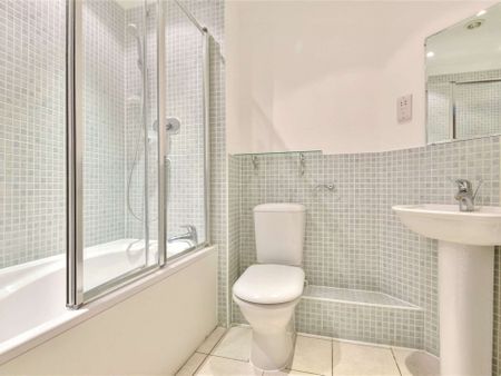 A spacious and well-presented apartment with secure parking, ideally situated for Sevenoaks town centre and mainline station. - Photo 2