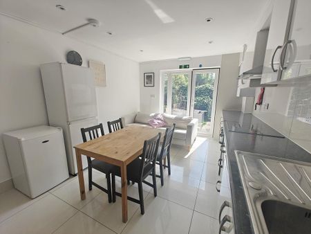 1 bedroom in a flat share to rent - Photo 4