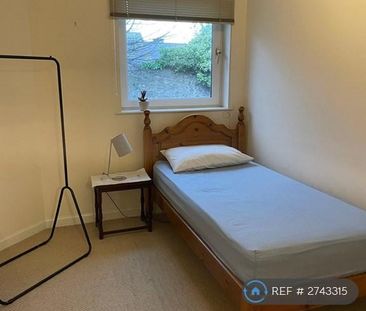 3 bedroom flat to rent - Photo 2
