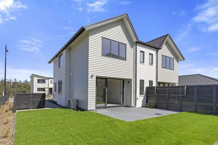 Brand new 3-bedroom Townhouse in fabulous Whitby - Photo 3