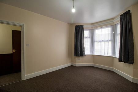 1 Bed Flat, Hickling Road, IG1 - Photo 2