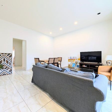 ** Large Furnished 2bed 2bath in a Gorgeous Building Downtown, Metro Atwater ** - Photo 4