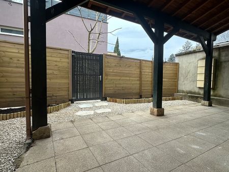 Appartement T2 rénové de 61m2 en rez de jardin - Photo 2