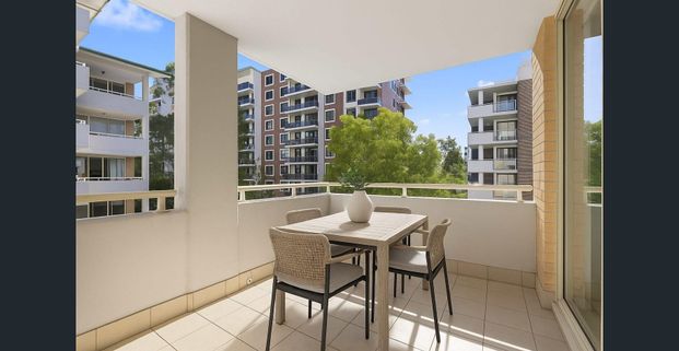 Modern Apartment In Ideal Location - Photo 1