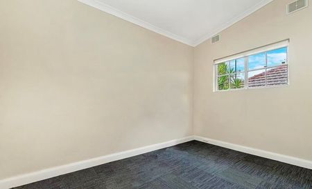 Ultimate Convenience 3 Bedroom House in prime location - Photo 3