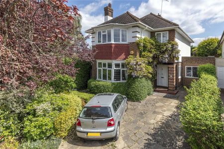 A four bedroom detached family house with a particularly large and secluded rear garden. - Photo 2