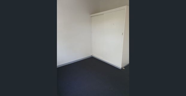 3 Bedrooms - Secure, adjacent Major Shopping Centre and lots more to offer. - Photo 1