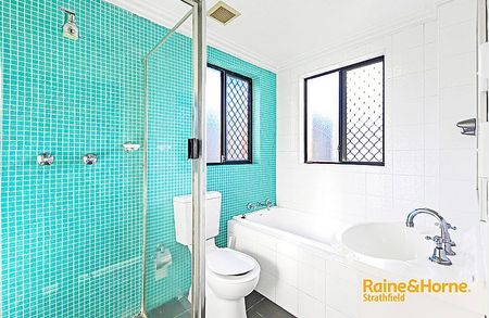 Oversized 2 Bedroom Apartment Close to Train Station - Photo 4