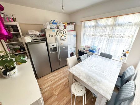 2 Bed Terraced House, Ingleton Road, N18 - Photo 2