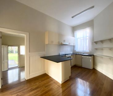Spacious older style Victorian home in the heart of Hawthorn - Photo 2