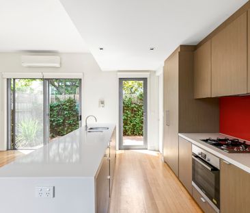 Two Bedroom Home in Quiet Laneway - Photo 2