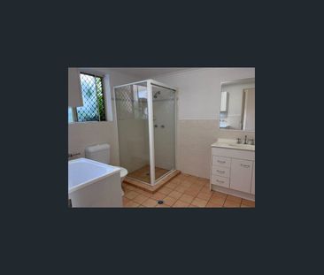 Centrally located home with secure courtyard - Photo 5