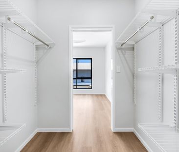Near New Stylish 3-Bedroom Townhouse – Walk to Plaza & Beaches - Photo 3