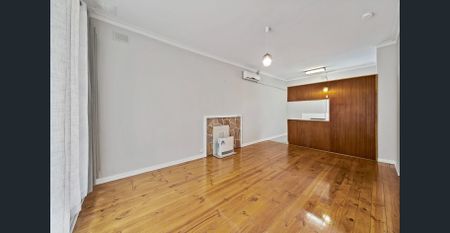 Bright, Comfortable Unit Living in Leafy Clarence Park - Photo 2