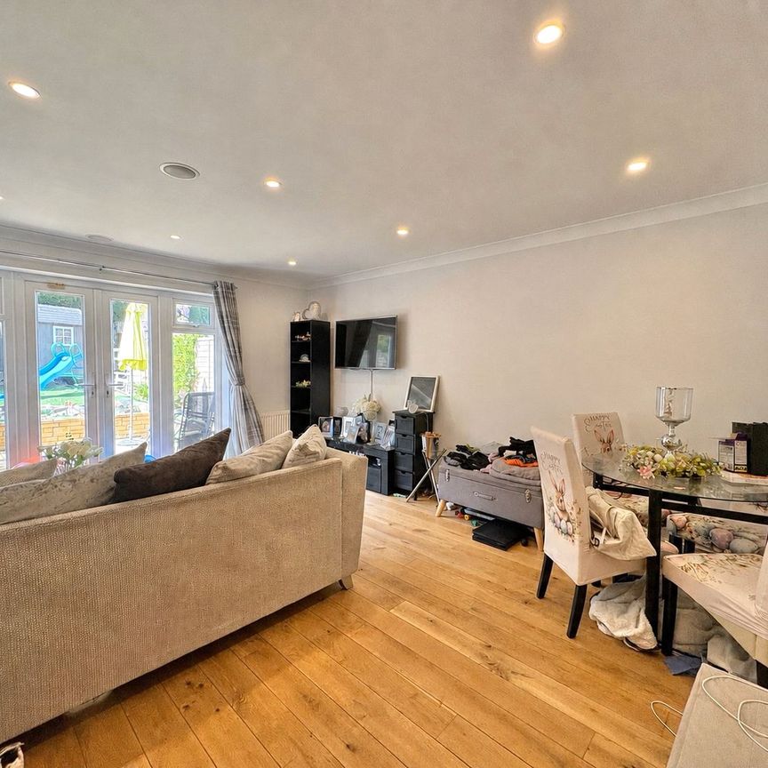 Hawkesworth Drive, Bagshot, GU19 - Photo 1