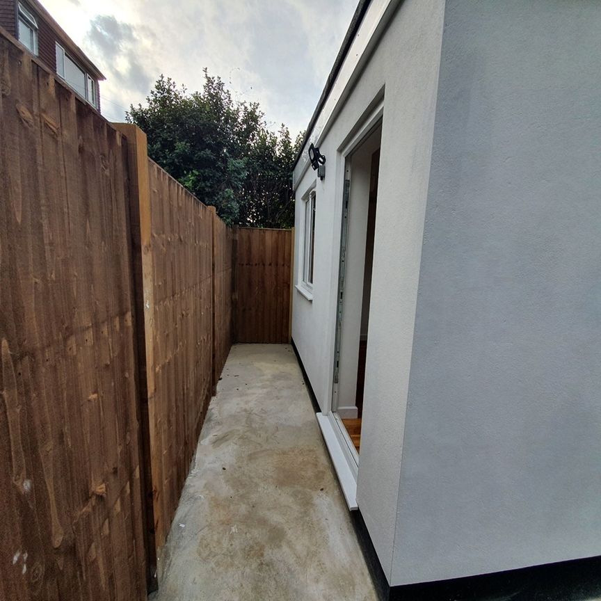 Studio Flat, Watford Way, NW4 - Photo 1