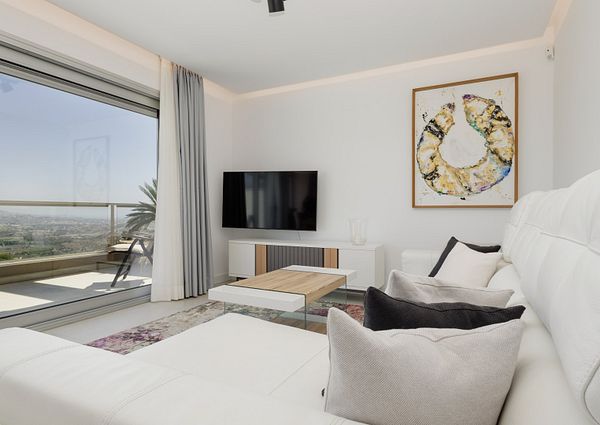 Apartment located in the Harmony Urbanization, in Cala de Mijas. The apartment is distributed on one floor, the house consisting of three bedrooms, 2 bathrooms, living room, dining room, kitchen, terrace and solarium and on a second floor the solarium.