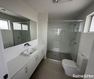 Modern Five-Bedroom Family Home - Photo 4