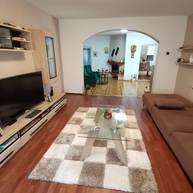 INCHIRIEZ casa 9 camere,D+P+M,zona Calea Poplacii - Photo 1