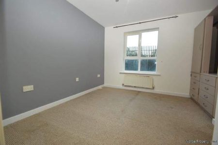 2 bedroom property to rent in Addlestone - Photo 4