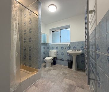 Farington Acres, Weybridge, Surrey, KT13 - Photo 2