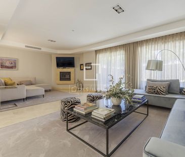 Stunning townhouse with garden and private pool for rent in Mistral... - Photo 2