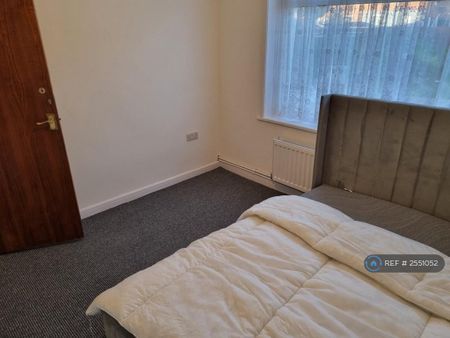 1 bedroom in a house share to rent - Photo 4