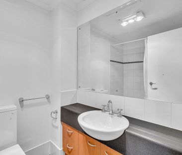 Quiet 2 Bedroom Townhouse! - Photo 4