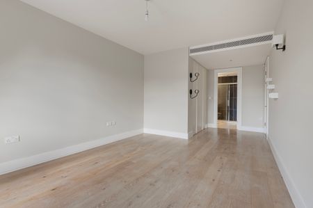 A light-filled lateral apartment with terraces in the heart of Notting Hill - Photo 3