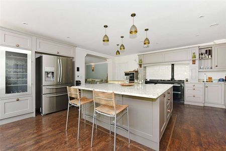 A superb and beautifully updated family home finished to an excellent standard throughout - Photo 2