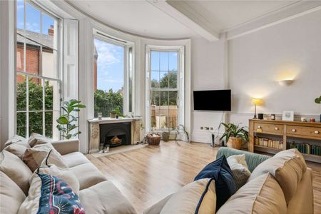 Stunning two bedroom apartment set on the ground and lower ground floor of an impeccable Grade II listed Georgian building. - Photo 4