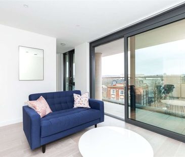 Excellent studio apartment set on the fourth floor of this modern d... - Photo 1