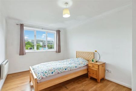 2 bedroom flat in Sopwith Way - Photo 5