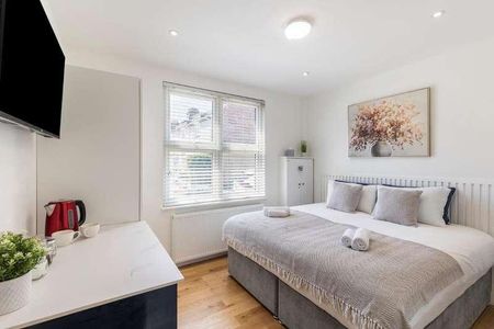 Garden City, Edgware, Middlesex, HA8 - Photo 3