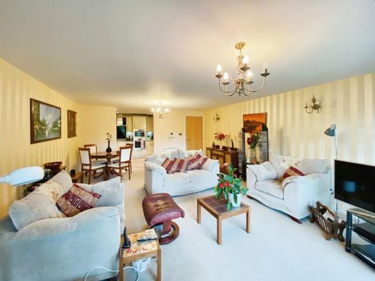 2 bedroom Flat To Let - Photo 1