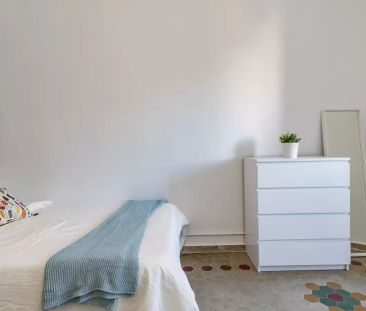 Sunny room in 7-bedroom apartment in L'Eixample - Foto 6
