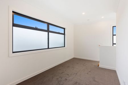 Townhouse Living with Modern Comfort - Photo 4