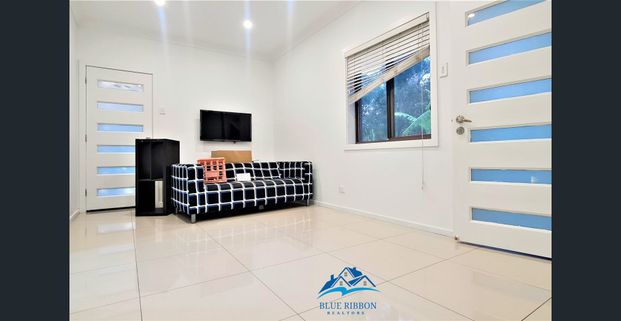 NICE GRANNY IN WENTWORTHVILLE!! - Photo 1