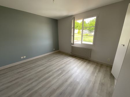 A LOUER - Maison de 144.91m² entièrement rénovée avec jardin clos et garages. - Photo 3