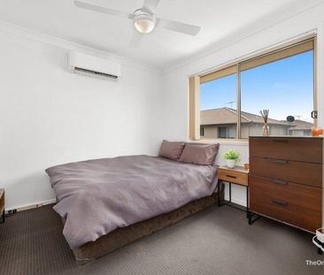 Renovated, Stand-alone townhouse - Photo 3