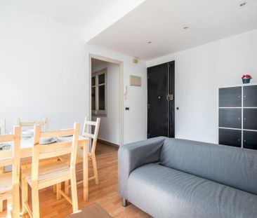 Large double room in Calle Valencia - Photo 3