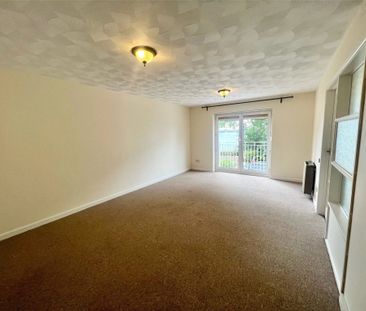 2 Bedroom Flat / Apartment - Victoria Road, Netley Abbey - Photo 2