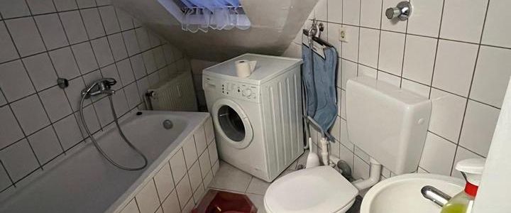 Möbilierte Dachgeschosswohnung Neu Renoviert Familienhaus - Foto 1