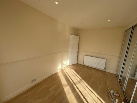 4 bedroom terraced house to rent - Photo 5