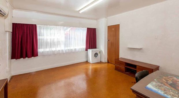 One Bedroom on Queenstown Road! - Photo 1